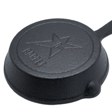 Carica l&#39;immagine nel visualizzatore di Gallery, Carpet C-Star Cast Iron Egg Skillet
